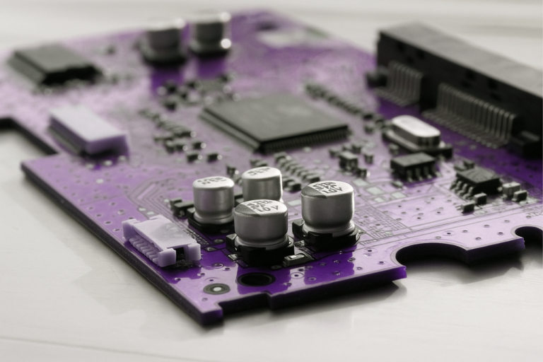 SMD komponentleri dizilmiş mor lehim maskeli elektronik kart