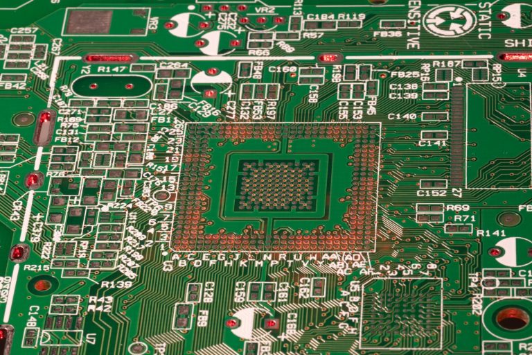 Boş baskılı devre kartı (PCB) üzerinde pad ve serigrafi