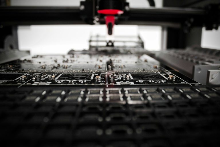 SMD dizgi makinesinde elektronik kart üzerine komponent yerleştirme